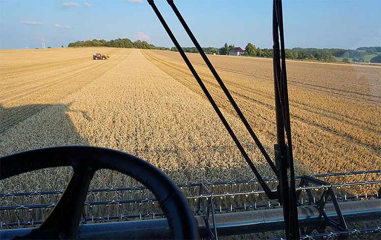 What helps Axial-Flow 250 combines reach maximum result?