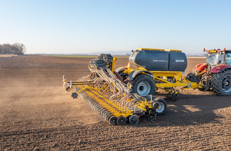 CORSA CN Seed Drill in Combination with COMBO SYSTEM CS and FERTI-CART Hoppers: The Ideal Solution for Efficient Sowing